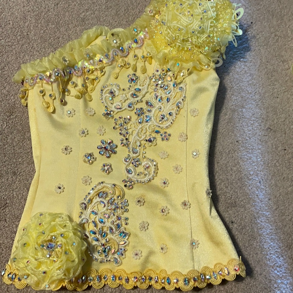 2 piece pageant dress. Yellow. Size 6 for girls